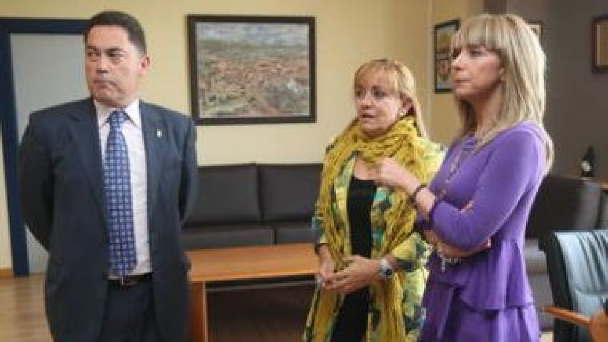 Marcos Martínez, Isabel Carrasco y Mª Eugenia Gancedo conversan antes de comenzar la reunión