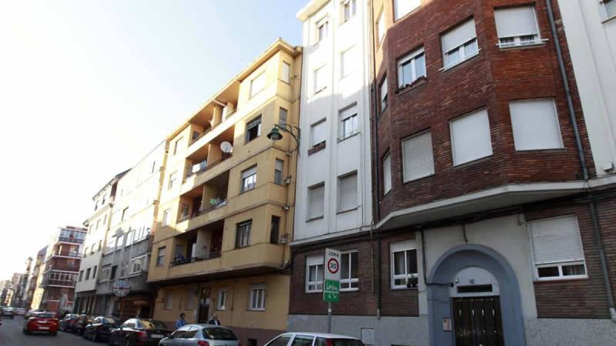 Edificio en el que residía el fallecido, en el barrio de El Crucero.