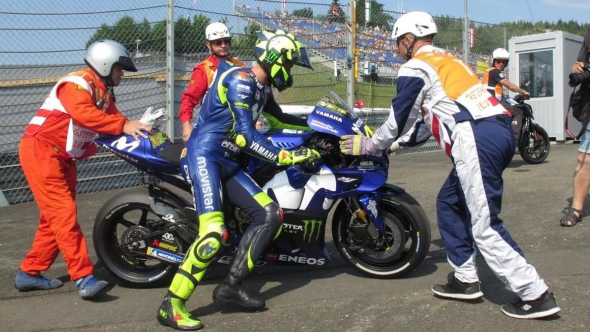 Valentino Rossi (Yamaha) ha llegado a perder hoy la cadena de su M1. /