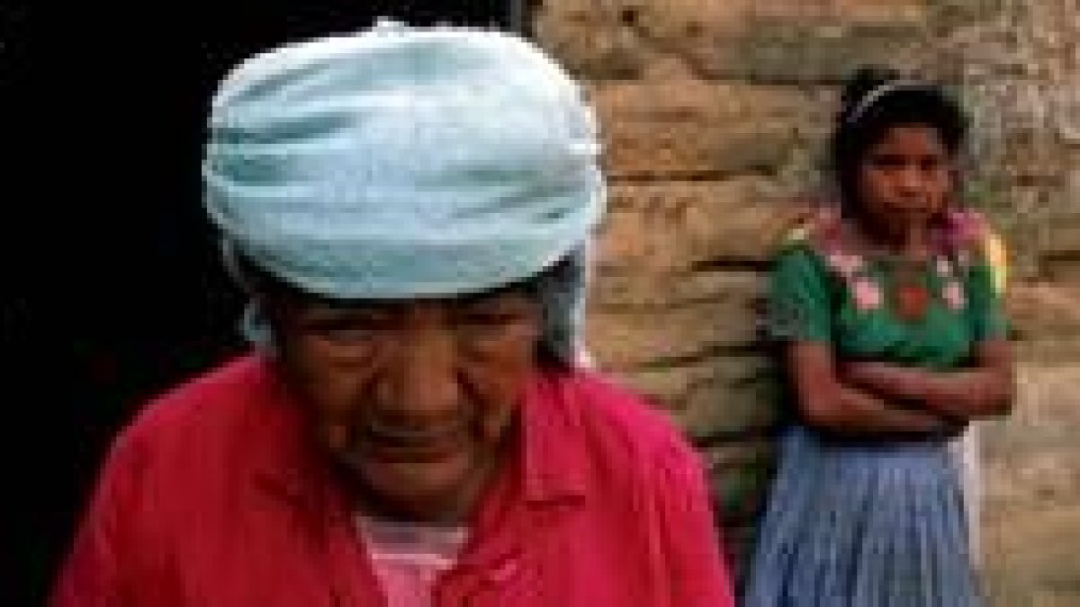 Una mujer y una niña indígena de Guatemala, uno de los países con mayor pobreza infantil extrema