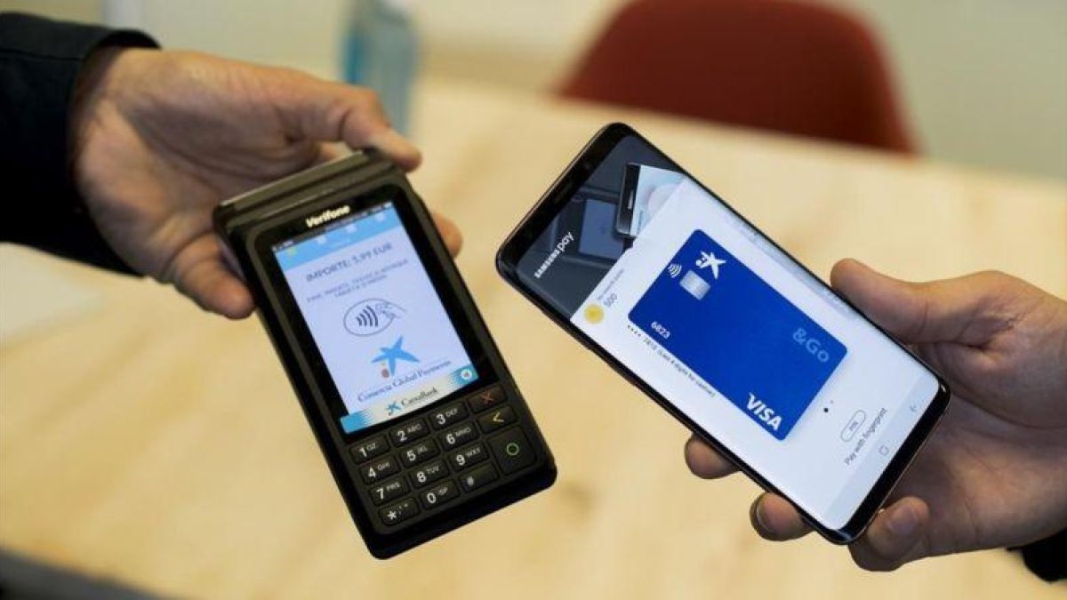 Demostración de pago con el móvil de Samsung Pay y CaixaBank.