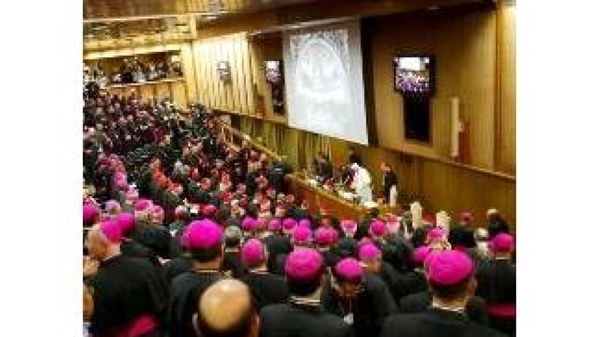 Benedicto XVI, durante la sesión inaugural del Sínodo de Obispos