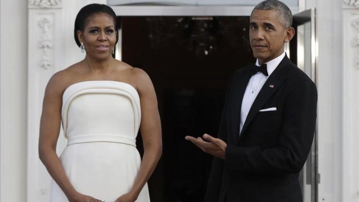 Michelle Obama escoge un traje de Brandon Maxwell, el diseñador favorito de Lady Gaga.