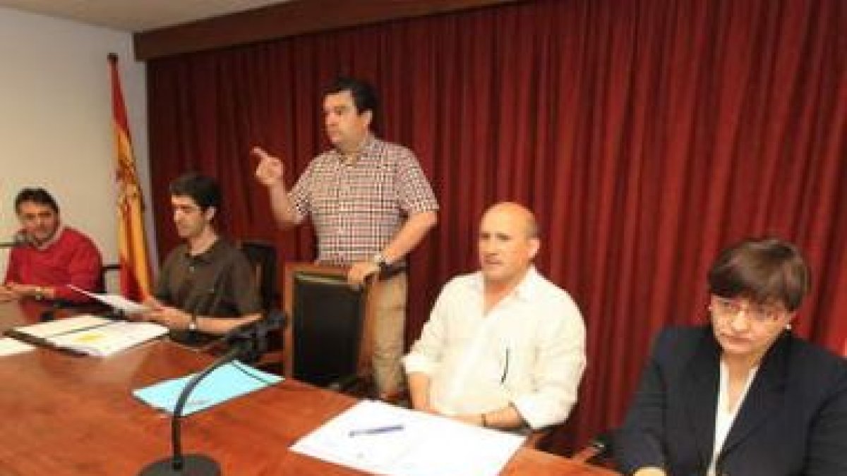 José Luis Ramón junto a los portavoces de la oposición.