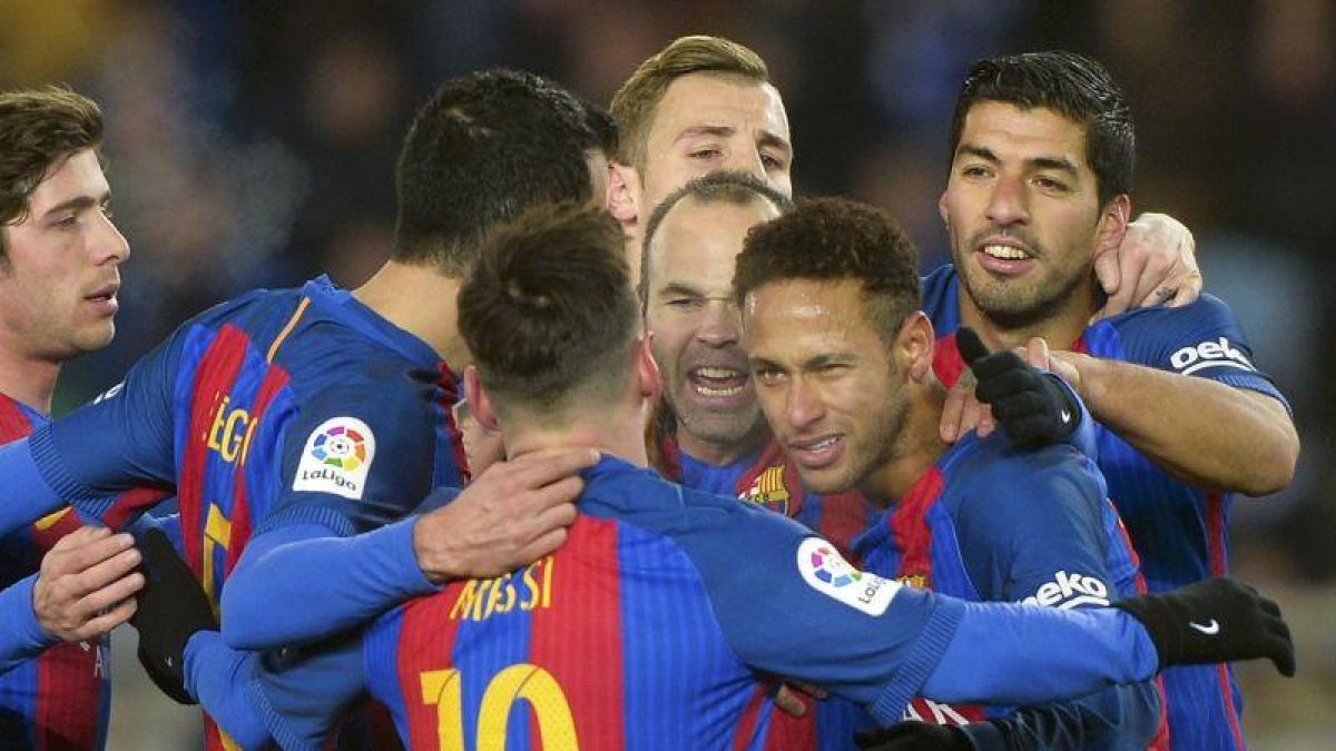 Los jugadores del Barça hicieron piña este lunes cenando para celebrar el cumpleaños de Luis Suárez.