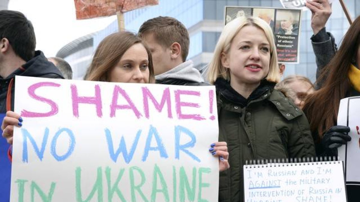 Dos jóvenes participan en una protesta contra la intervención de Rusia en Ucrania, el lunes en Bruselas.