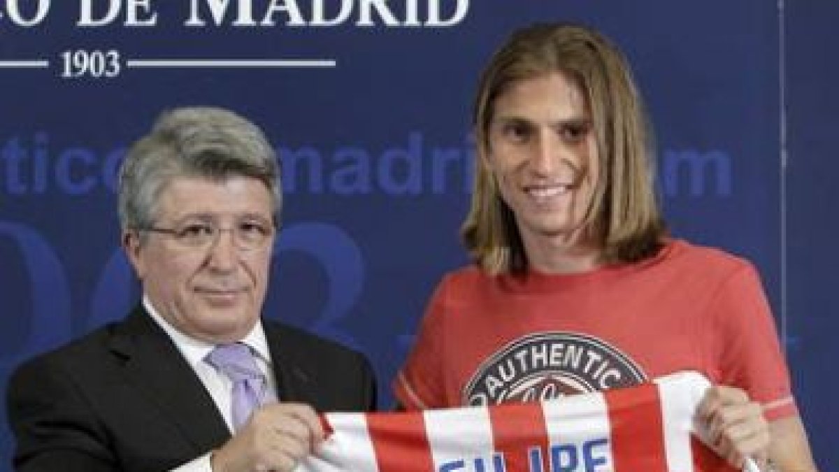 Filipe Luis con su camiseta junto a Enrique Cerezo.