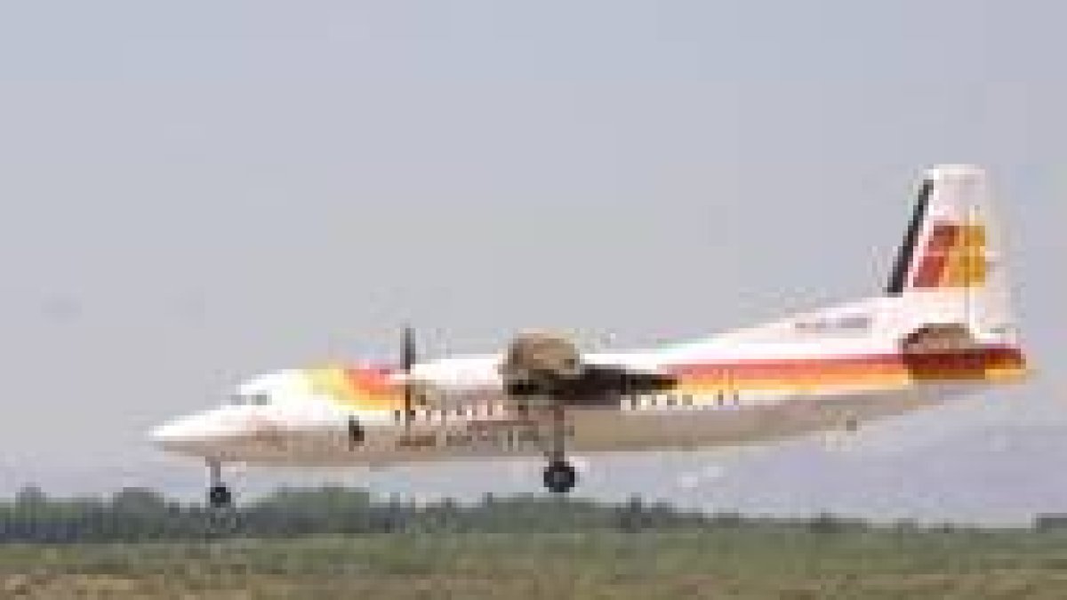 Uno de los aviones de Air Nostrum toma tierra en el aeropuerto de León en La Virgen del Camino