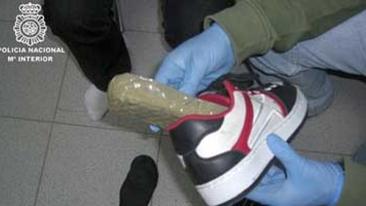 La Policía Nacional ha desarticulado una organización que introducía cocaína en zapatillas.