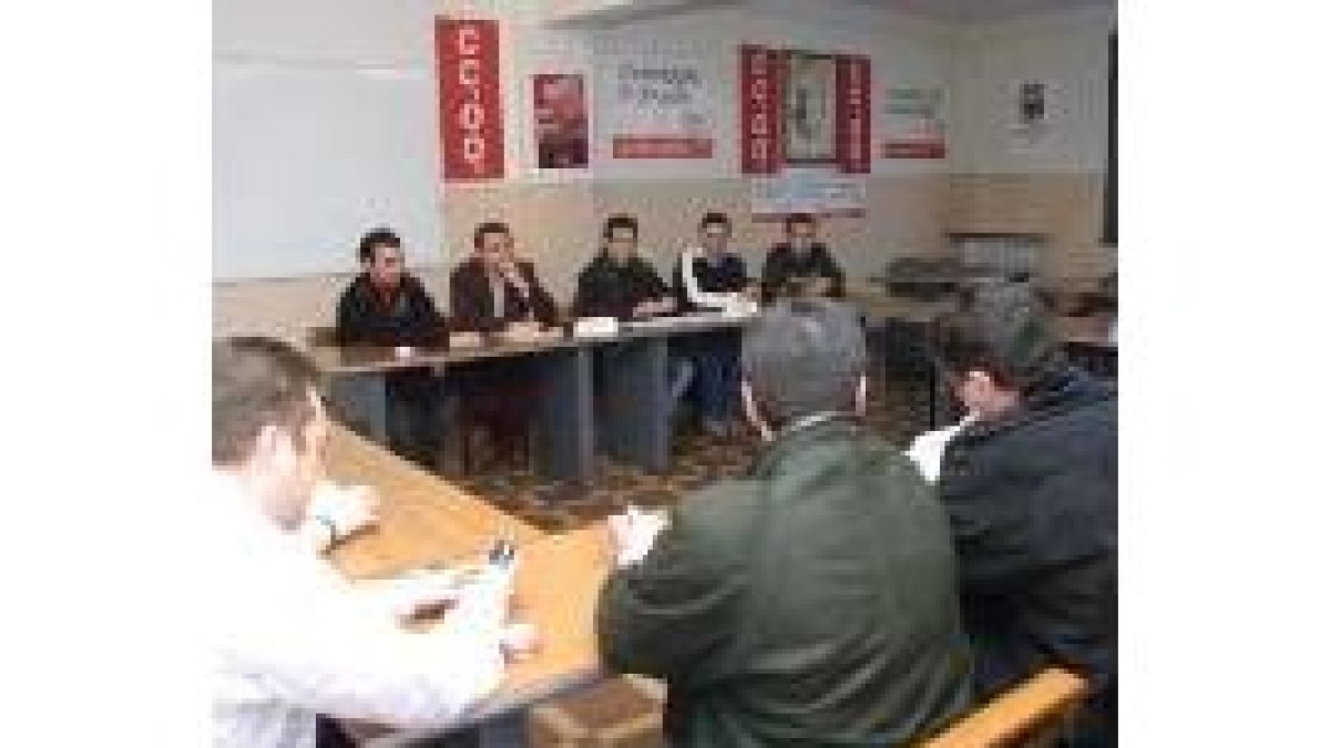 La foto muestra la reunión de empresarios y sindicatos del 23 de enero