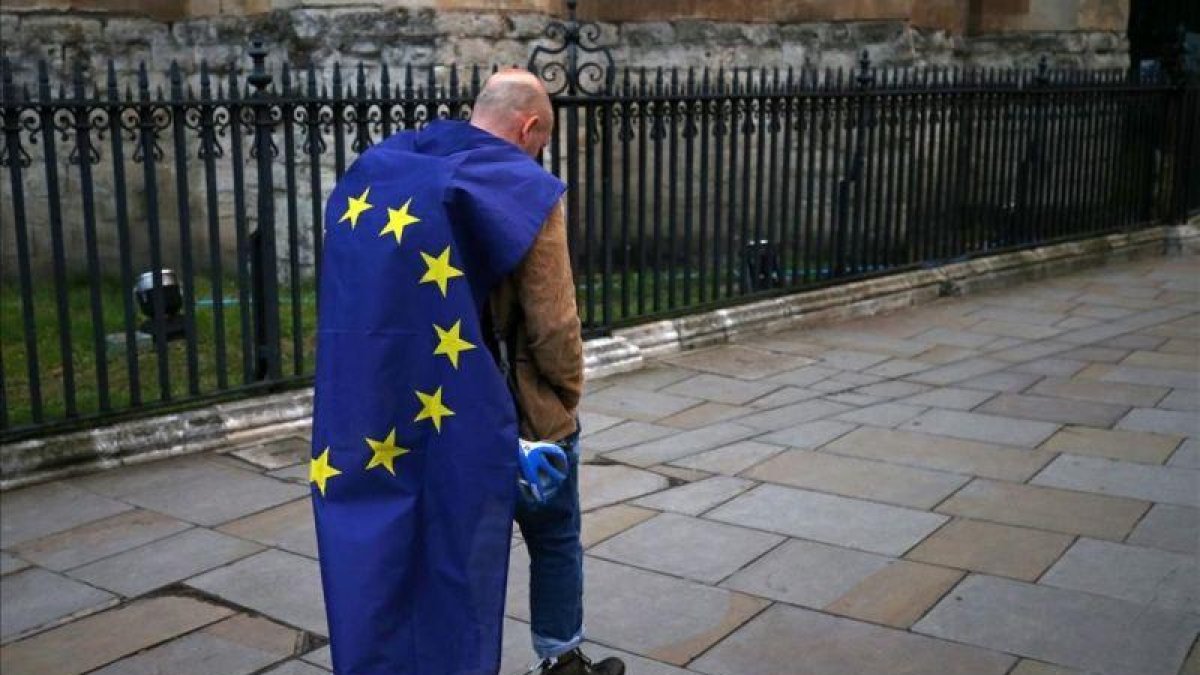 Un manifestante envuelto en una bandera europea en una protesta contra el Brexit en el centro de Londres.