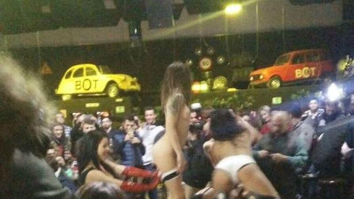 Imagen donde se pueden ver dos de las mujeres que participaron el sábado en el espectáculo de alto voltaje sexual en The Bot de Mataró.