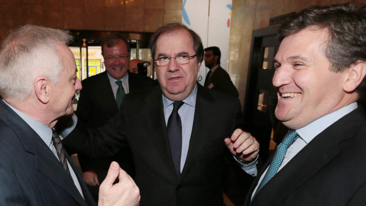 Gerardo Gutiérrez, Juan Vicente Herrera y Alfonso Jiménez, ayer a la entrada de la asamblea.