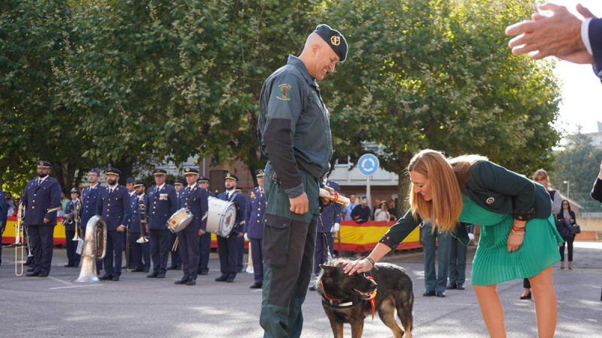 Barcones acaricia a un perro condecorado.