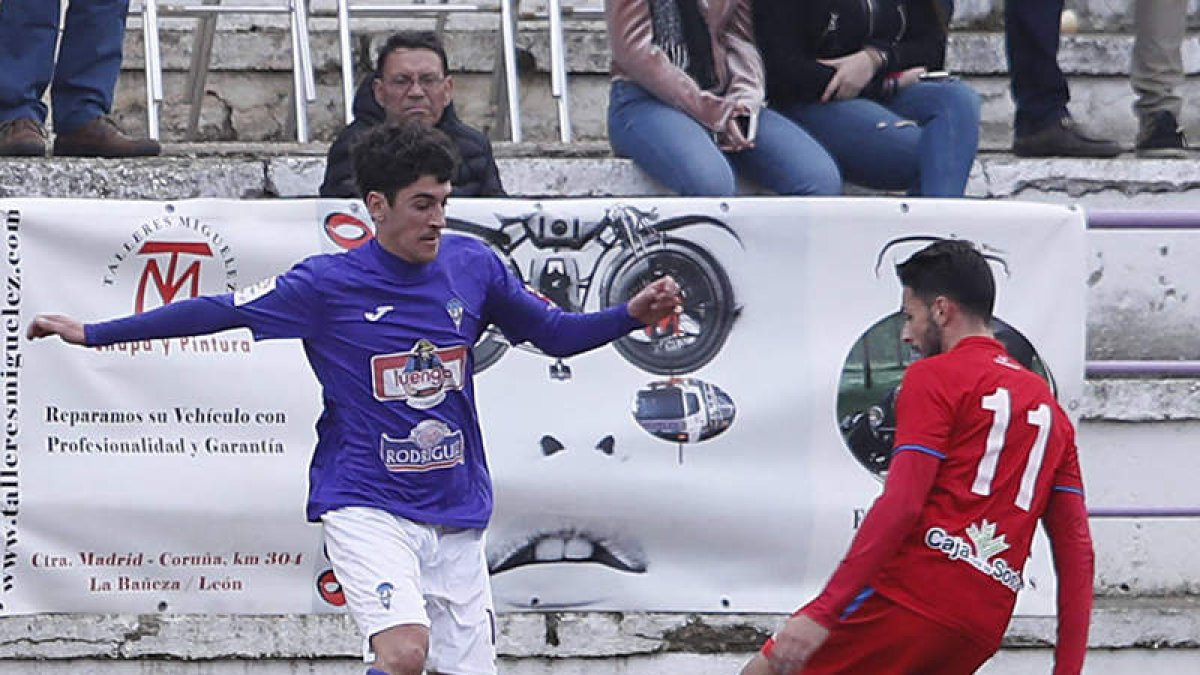 Adrián Rojo materializó el segundo gol de los bañezanos frente al filial numantino. RAMIRO