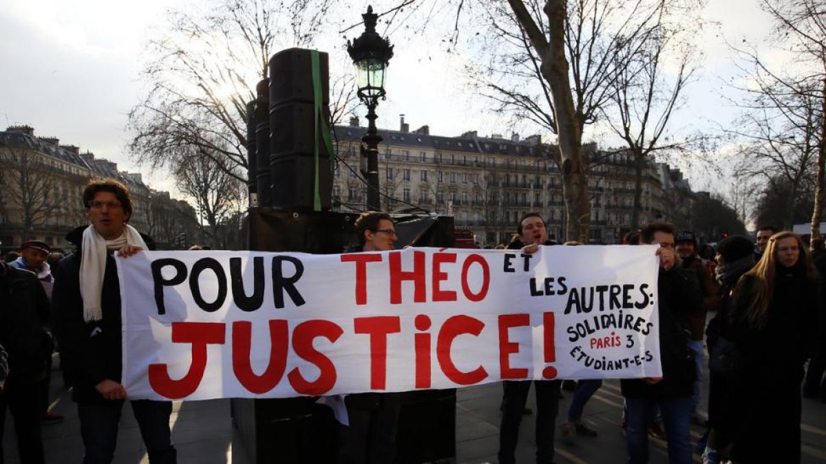 Manifestación de apoyo a Théo, el joven que sufrió una brutal agresión en comisaría.