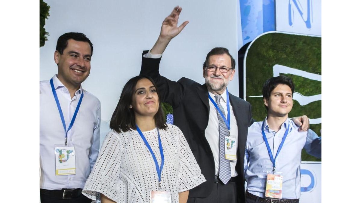 De izquierda a derecha, el líder del PP andaluz, Juanma Moreno; la hasta ahora líder de Nuevas Generaciones, Beatriz Jurado; Mariano Rajoy y Diego Gago, que estará ahora al frente de la organización.