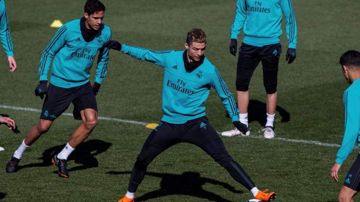 Cristiano Ronaldo durante el entrenamiento realizado en Valdebebas. RODRIGO JIMENEZ