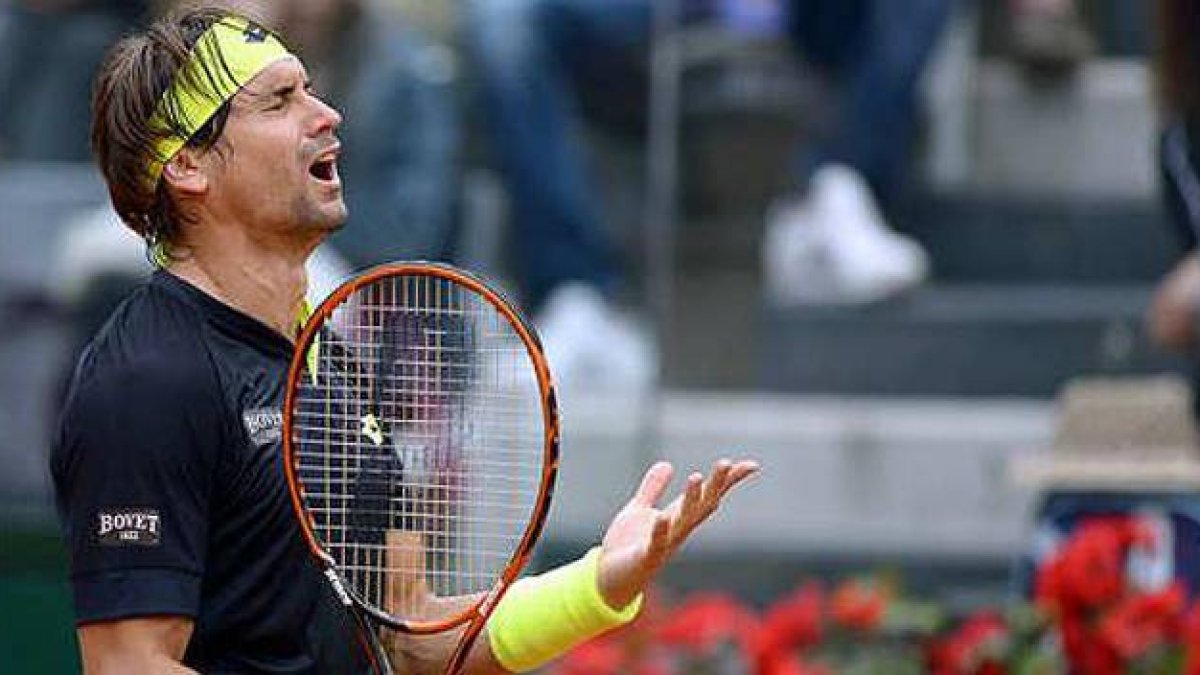 David Ferrer se lamenta durante un partido contra el serbio Novak Djokovic.