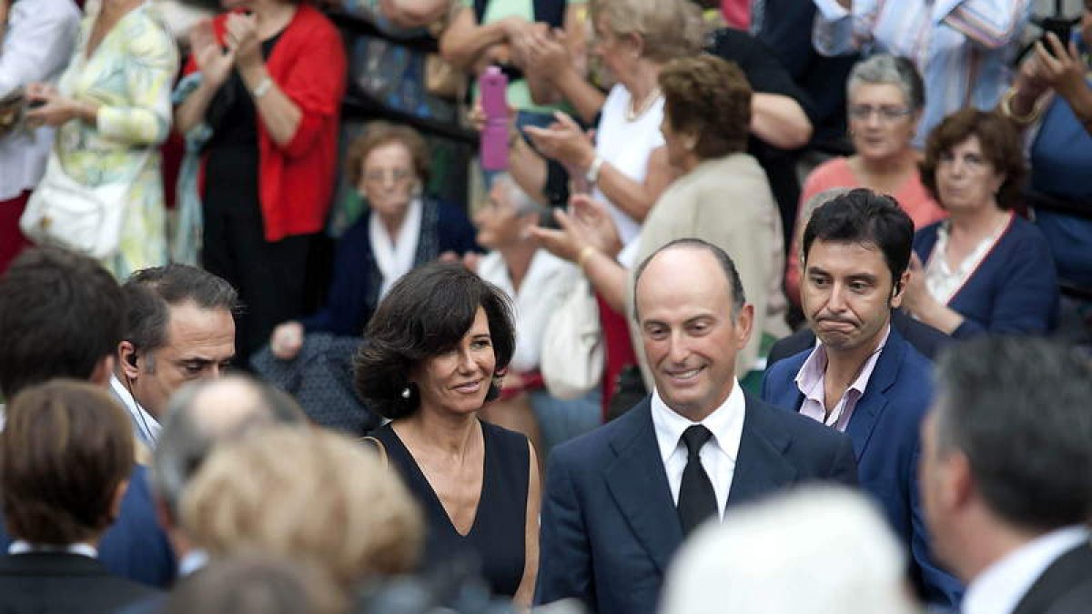 Ana Botín, acompañada de su marido Guillermo Morenés, a su llegada al funeral.