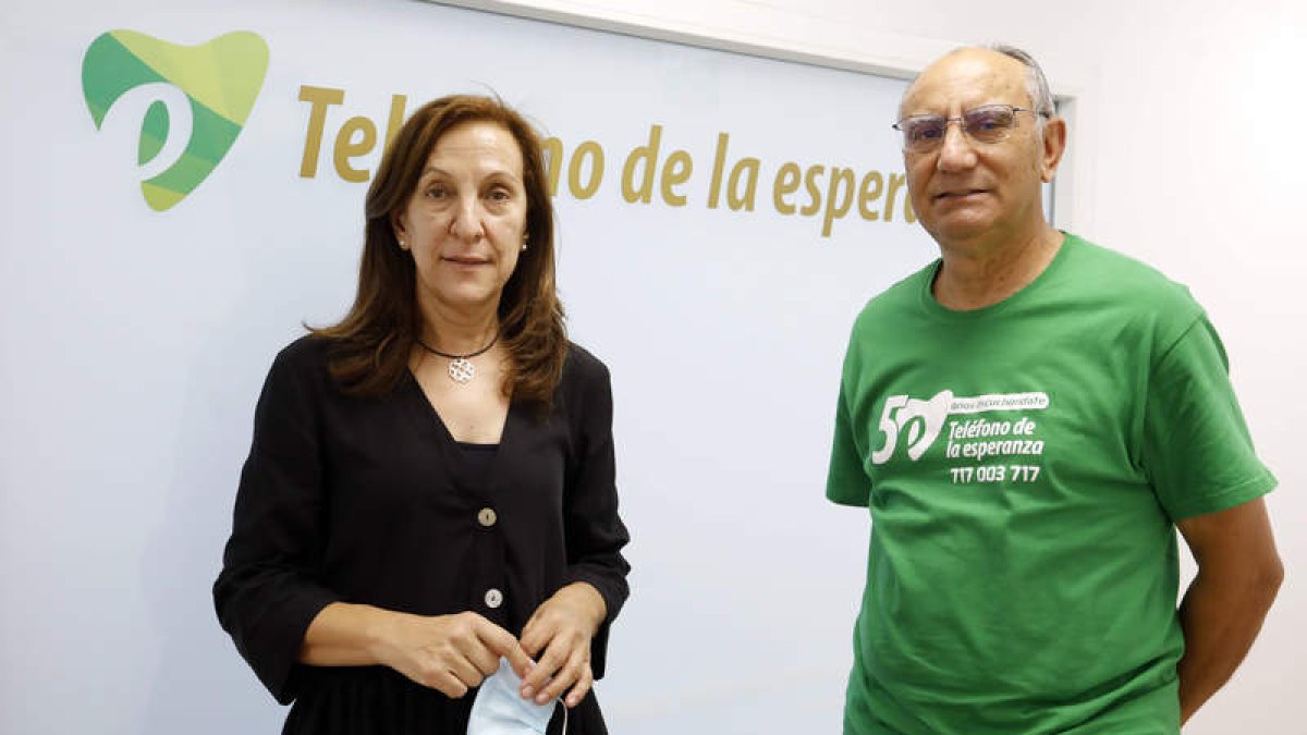 Carmen Sánchez Pérez y Eutiquio de Paz López, voluntarios del Teléfono de la Esperanza desde su apertura en León. MARCIANO PÉREZ