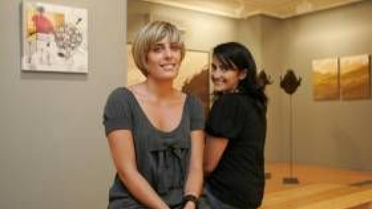 María Vázquez y Nonia Villa en la muestra inaugural  de su exposición en Arte Lancia