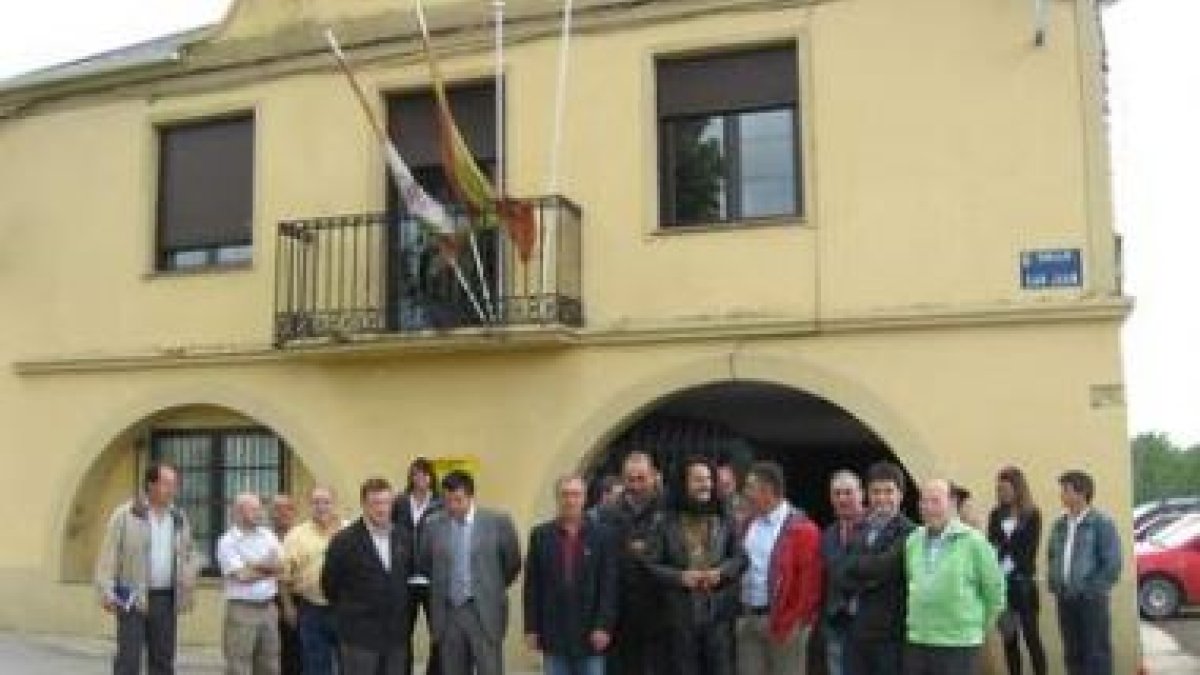 Imagen de la visita institucional de José Luis Ramón a Castropodame