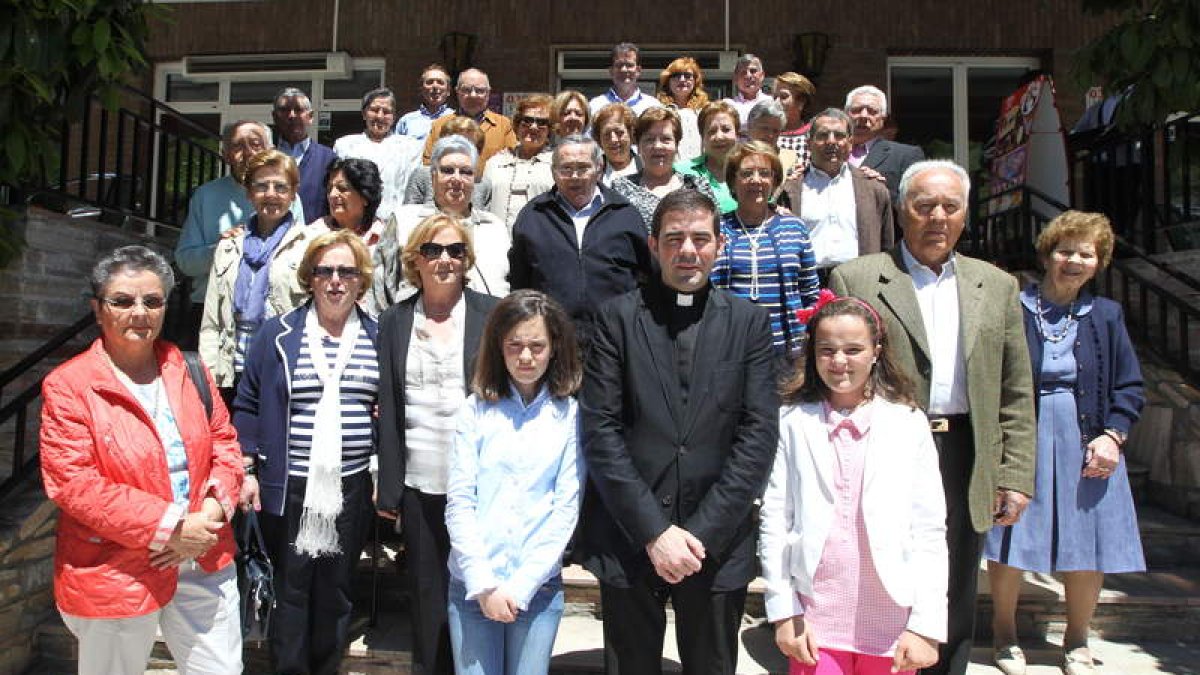 En el centro, el sacerdote José Antonio Prieto, ayer en La Portela con sus feligreses.