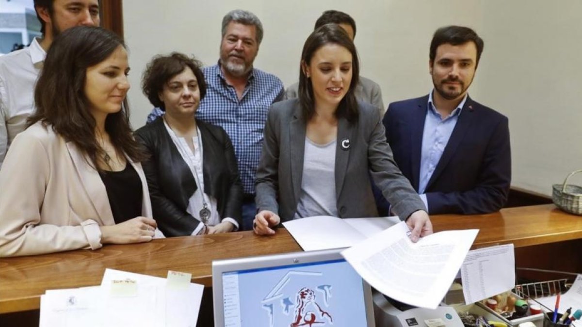 Irene Montero y Alberto Garzón registran la moción de censura de Unidos Podemos en el Congreso.