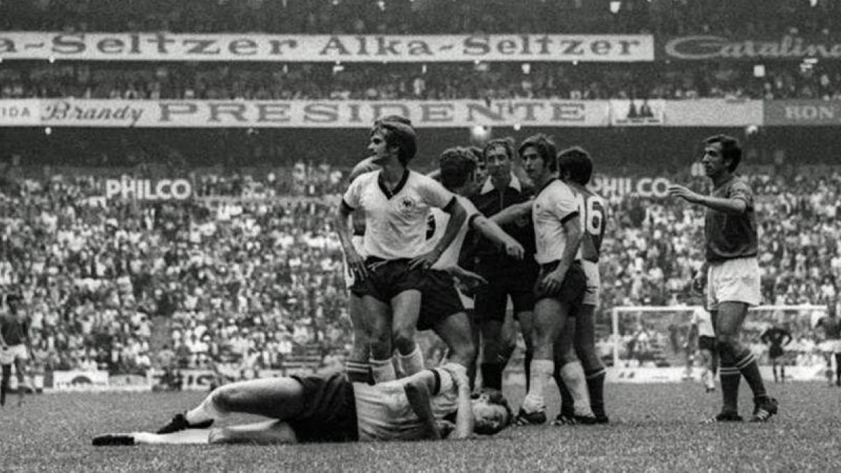 Franz Beckenbauer, tendido en el suelo tras la entrada de Fachetti en la semifinal del Mundial de 1970.