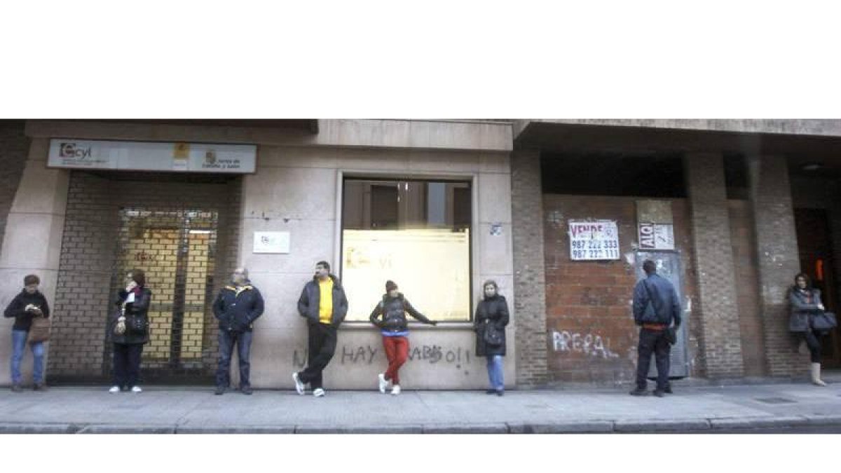 Personas desempleadas hacen cola en la oficina de la calle Ramón y Cajal de León antes de las nueve de la mañana, la hora de apertura al público.