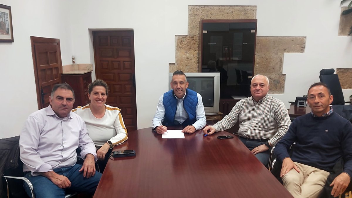 La reunión mantenida por los diputados populares José Alberto García y Esteban González con los representantes de la Federación de la Raza Parda de Montaña. DL.