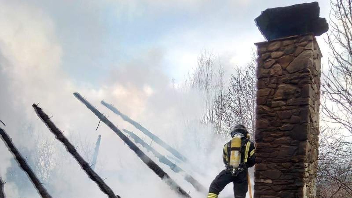 Extinción de un incendio en una palloza de Campo del Agua. DL