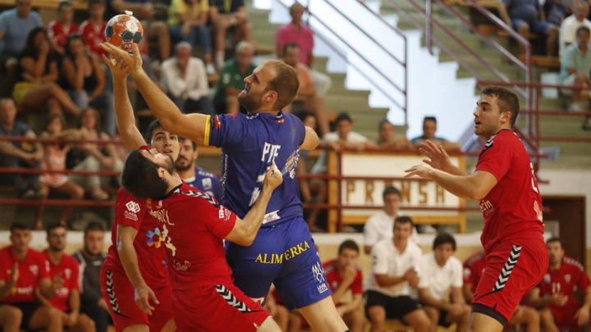 El Ademar ha derrotado por la mínima al Alcobendas