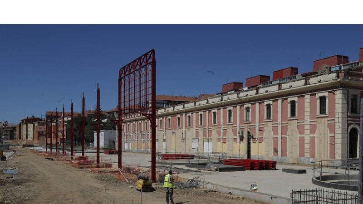 Obras para la recolocación de la marquesina de la Estación de León.