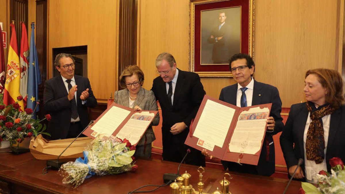 Juan Luis Burón, Pilar García, Antonio Silván, José Cosamalón y Aurora Baza, ayer. DL