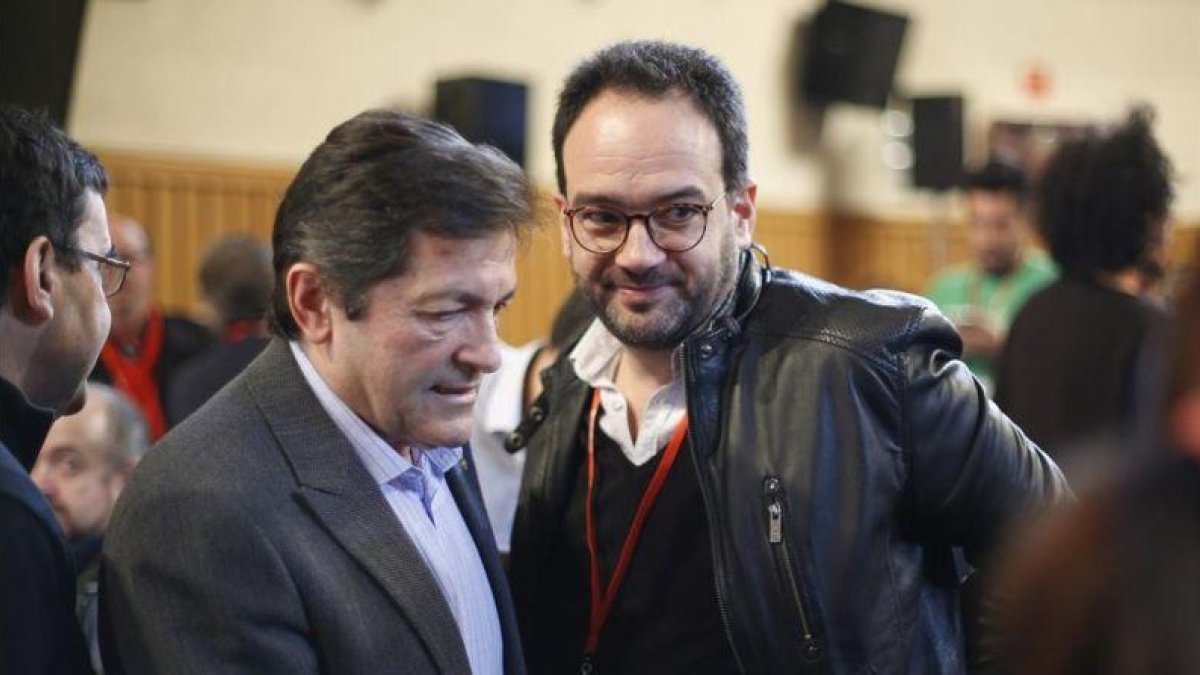 El presidente de la gestora del PSOE, Javier Fernández, y el portavoz en el Congreso, Antonio Hernando, la semana pasada en Madrid.