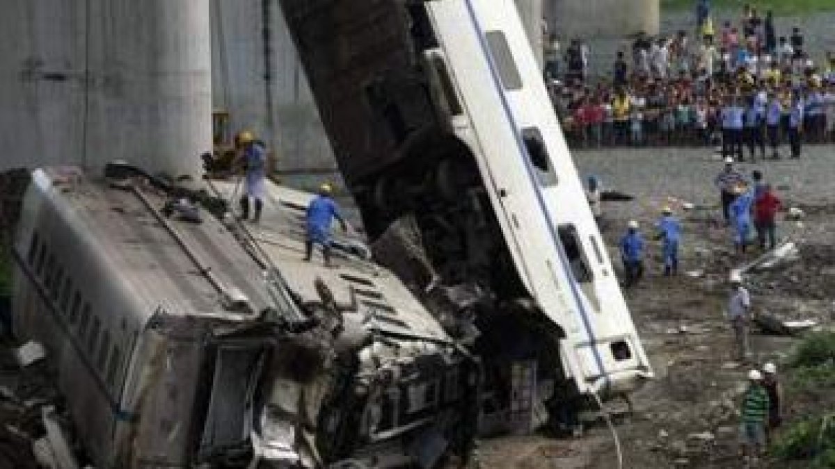 Tareas de rescate en los restos de los vagones caídos por un puente en Wenzhou.
