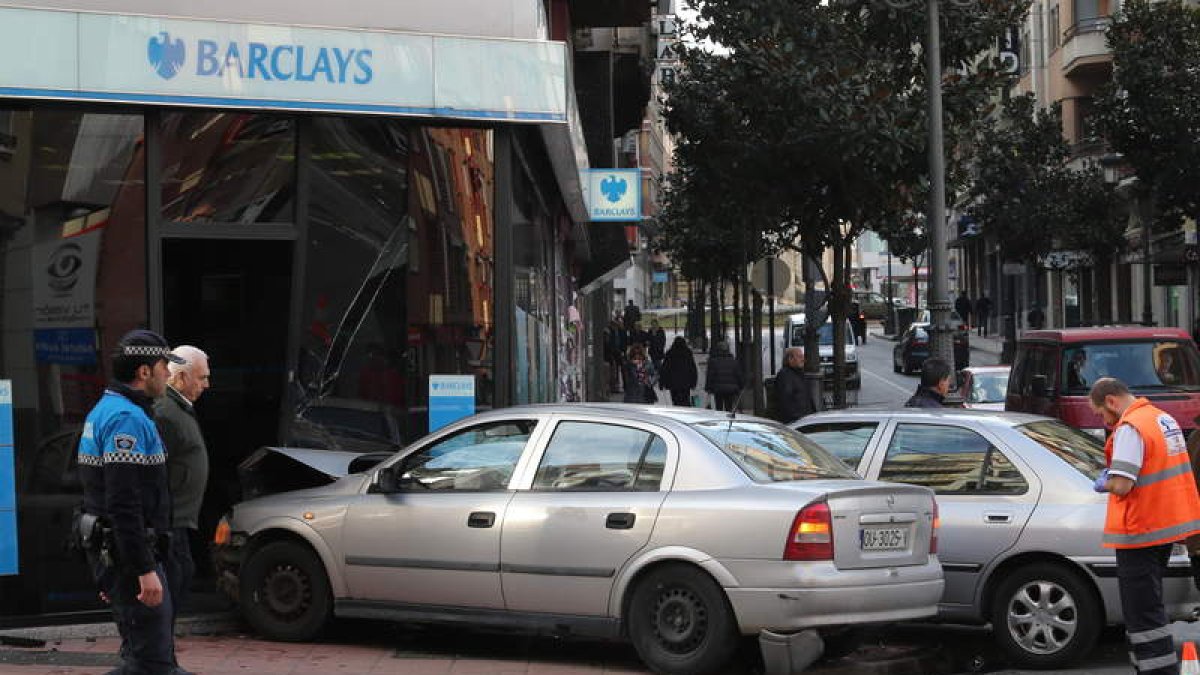 La sede de Barclays sufrió el impacto de los vehículos.