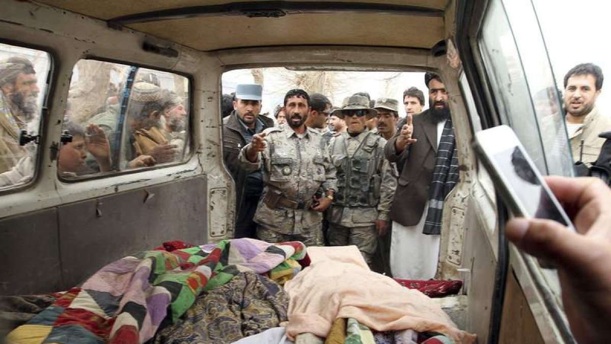 Cadáveres de los afganos que presuntamente fueron asesinados por un soldado de EE.UU.