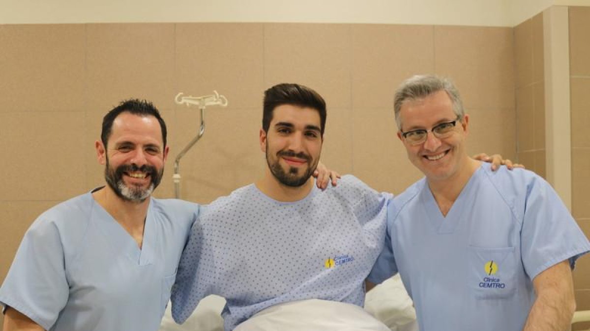 Juanjo Fernández, junto a los doctores César Flores y Manuel Leyes.