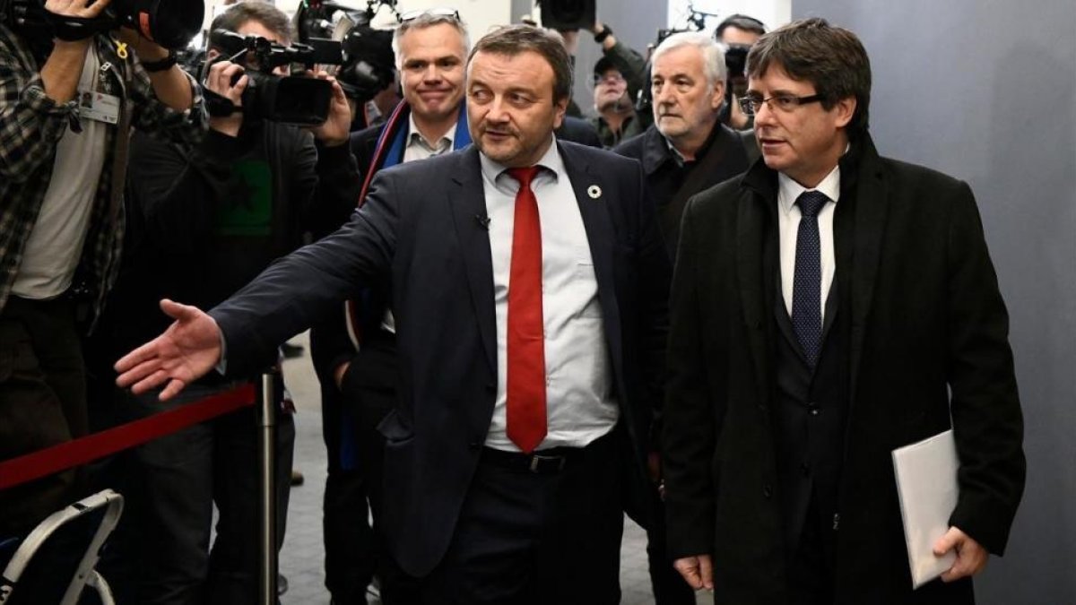 Carles Puigdemont y el diputado danés Magni Arge, llegando a la reunión del Parlamento de Dinamarca.