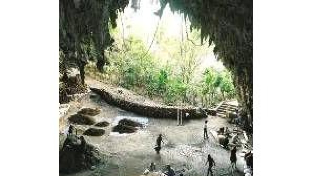 Imagen de la cueva de la isla Flores donde fueron hallados los restos del «homo floresiensis»