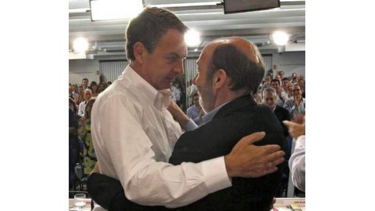 Zapatero saluda a Alfredo Pérez Rubalcaba durante el Comité Federal del PSOE.
