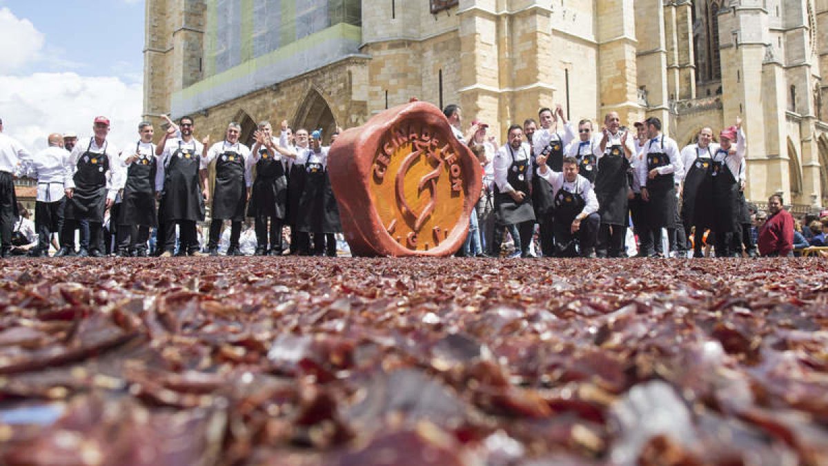 Imagen del día en que se logró el récord Guinness al mayor 'plato' de cecina cortada a cuchillo. FERNANDO OTERO