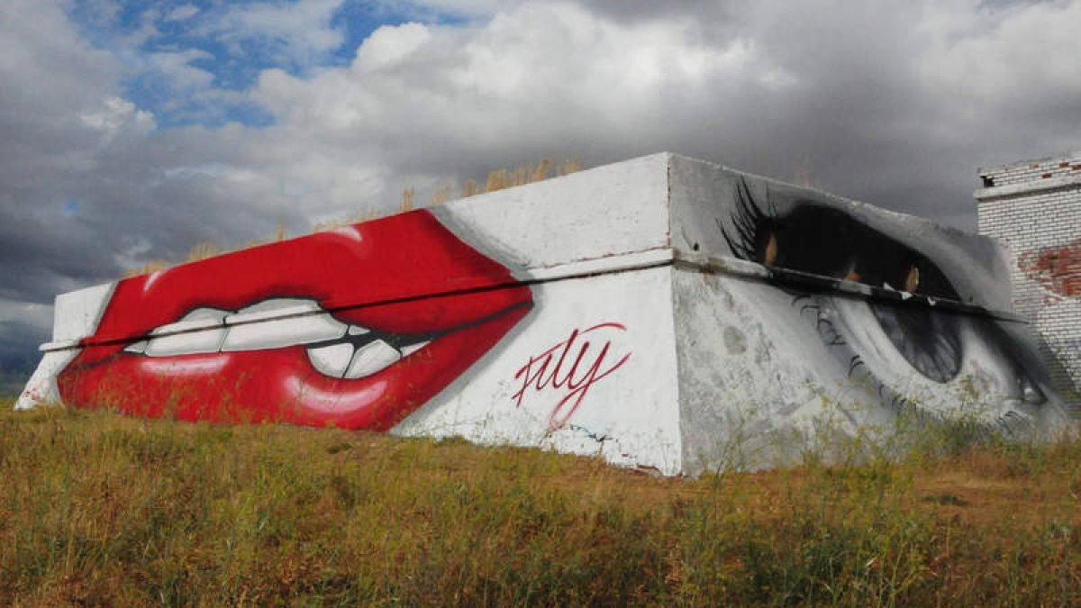 El grafiti de los labios pintado por Manuel García y Diego Fidalgo complementa al de los ojos creado anteriormente por Dadospuntocero. JAVIER SUÁREZ-QUIÑONES