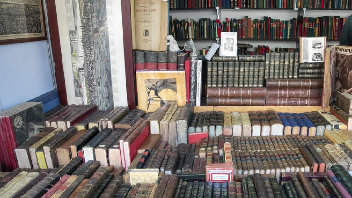 Stand de una librería especializada en segunda mano.