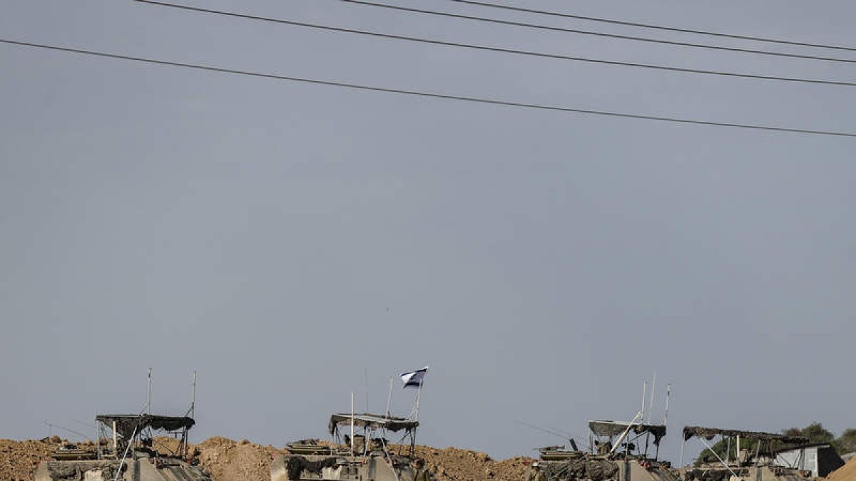 Tanques israelíes asentados en la franja de Gaza. MANUEL BRUQUE