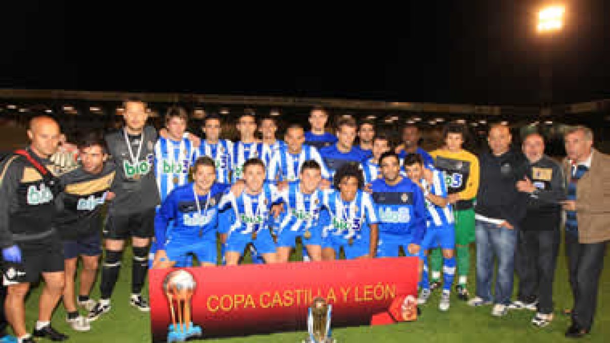 La plantilla de la Deportiva posa con el trofeo logrado tras ganar 6-5 a la Unión.