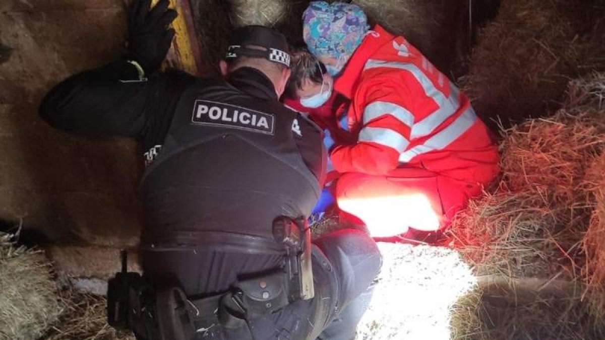 Policía y sanitarios auxiliando al herido. POLICÍA MUNICIPAL DE PONFERRADA